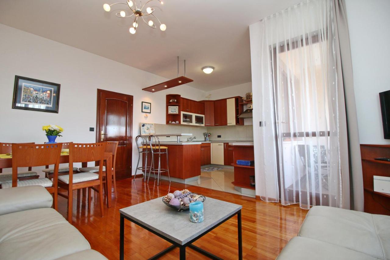 Polo Apartments 罗维尼 外观 照片